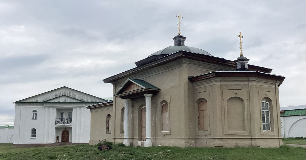 Вид с юго-востока, слева — настоятельский корпус, фасады. Посольский Спасо-Преображенский монастырь. Церковь Николая Чудотворца, Посольское (Кабанский район, Республика Бурятия)