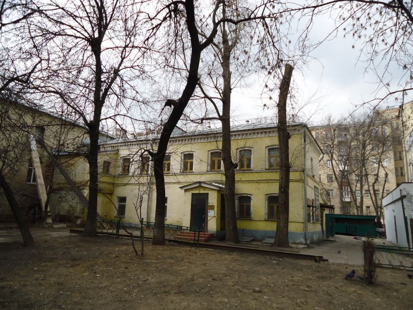 Церковь Успения Пресвятой Богородицы на Покровке, Басманный (Центральный административный округ (ЦАО), г. Москва). дополнительная информация, Сохранившийся дом причта?