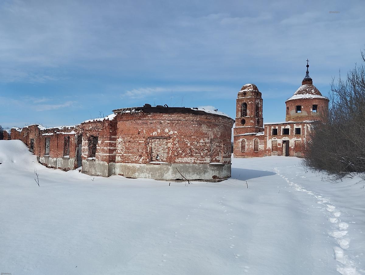 общий вид в ландшафте. Церковь Иакова Персянина, Крутое (Елецкий район и г. Елец, Липецкая область)