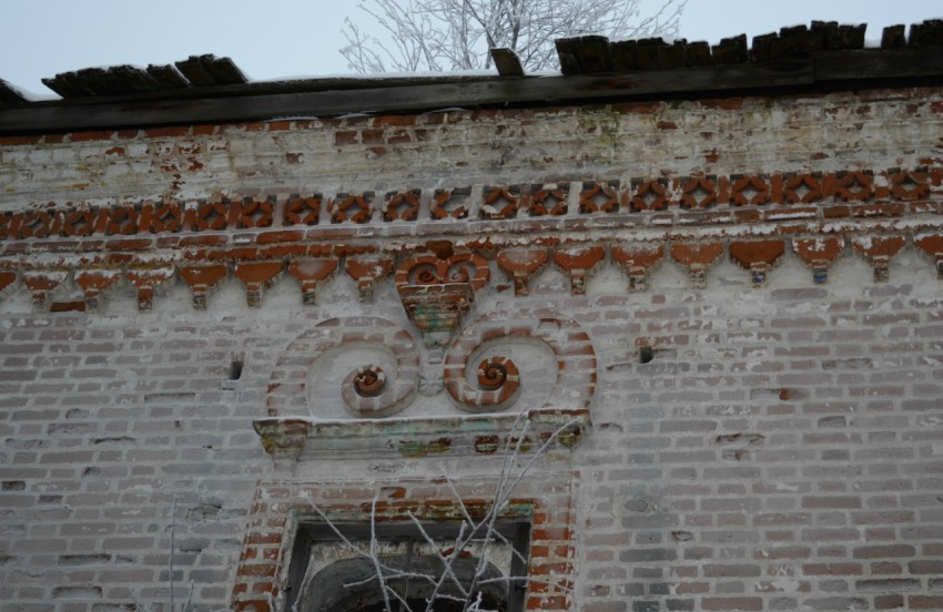 Церковь Илии Пророка, Губдор (Красновишерский район, Пермский край). архитектурные детали, Декоративный карниз и часть наличинка