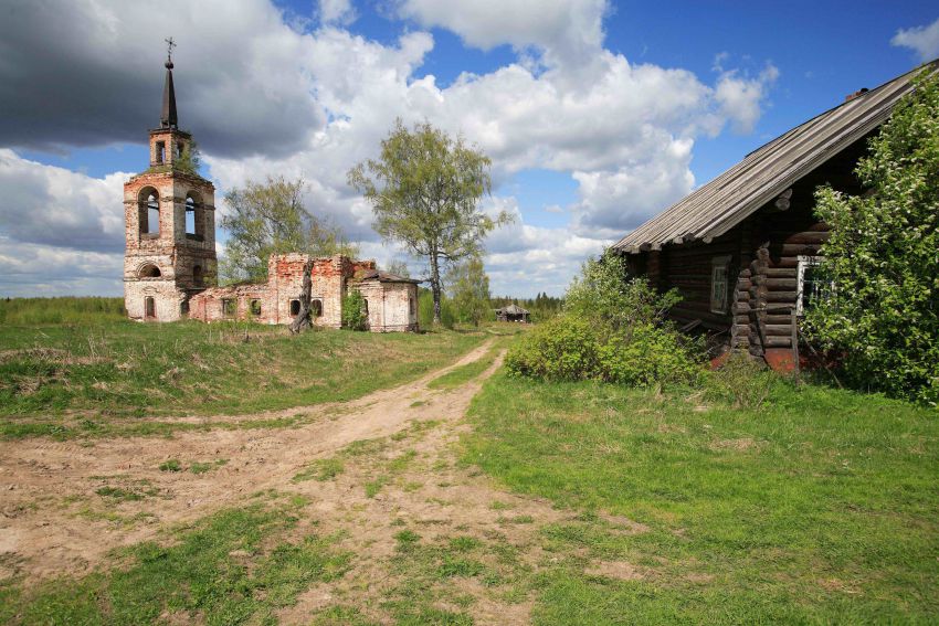 Дуброва. Церковь Димитрия Солунского. общий вид в ландшафте