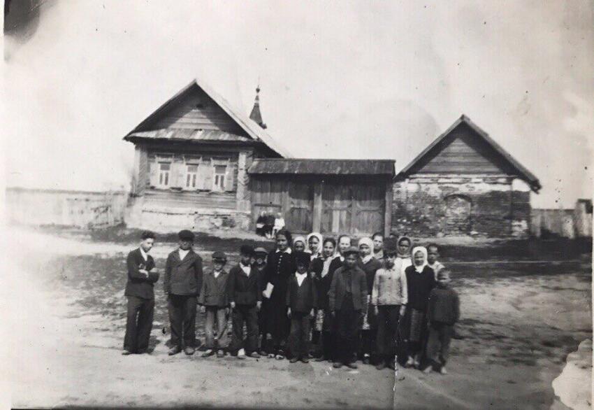Церковь Николая Чудотворца в Константиновке, Советский район (Казань, город, Республика Татарстан). архивная фотография, На заднем плане видна шатровая колокольня церкви. Фото из личного архива