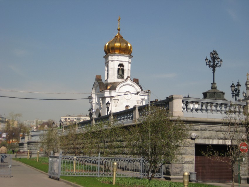 Хамовники. Церковь Спаса Преображения в комплексе храма Христа Спасителя. общий вид в ландшафте