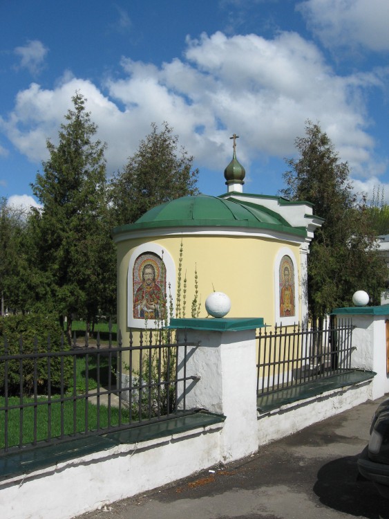 Часовня Новомучеников и исповедников Косинских в Косине, Косино-Ухтомский (Восточный административный округ (ВАО), г. Москва). общий вид в ландшафте