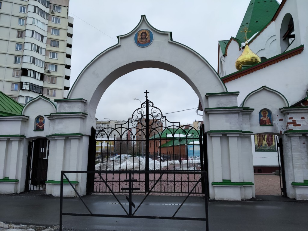 Церковь Всех Святых, в земле Российской просиявших в Новокосине, Новокосино (Восточный административный округ (ВАО), г. Москва). дополнительная информация, церковные ворота