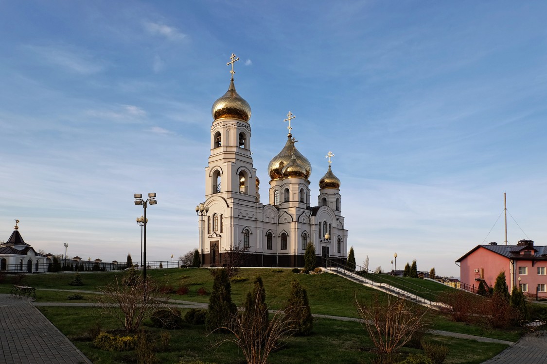 Алексеевка. Иоанновский женский монастырь. общий вид в ландшафте, Приятное место. Тихо, чисто, уютно