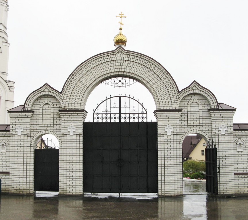 Иоанновский женский монастырь, Алексеевка (Хвалынский район, Саратовская область). дополнительная информация, Главные врата ограды подворья