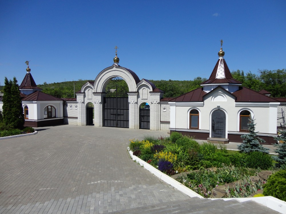 Иоанновский женский монастырь, Алексеевка (Хвалынский район, Саратовская область). дополнительная информация, Врата монастыря.
