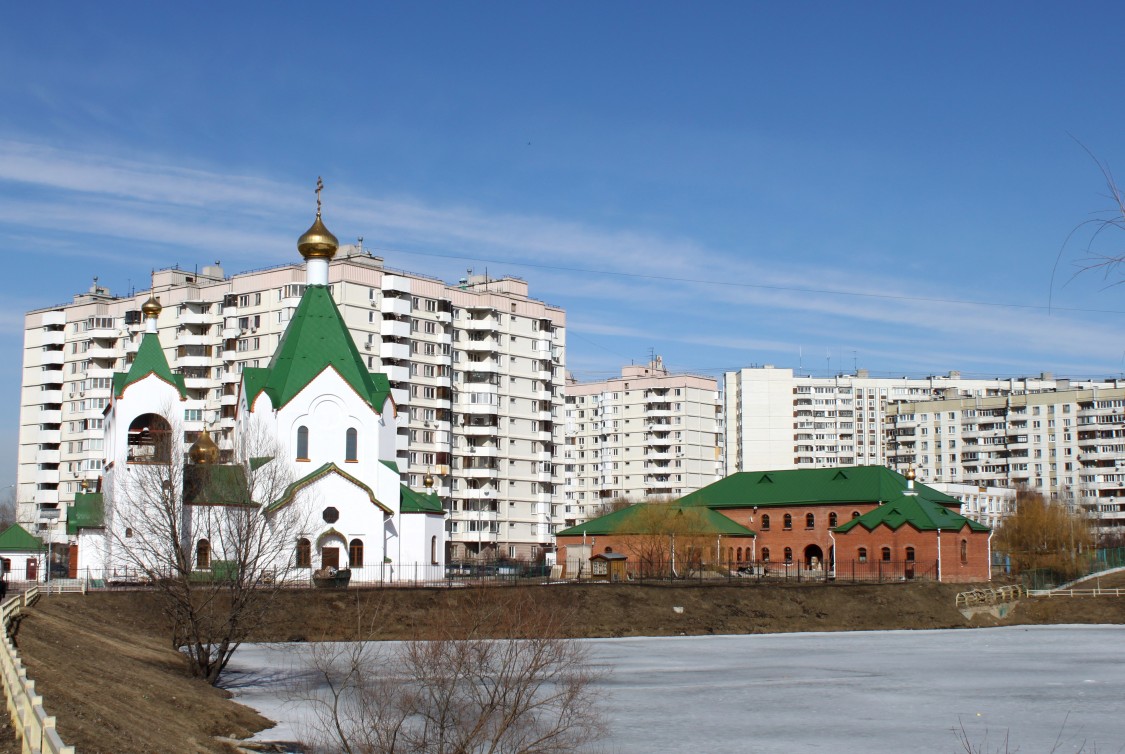 Церковь Владимира равноапостольного в Новокосине, Новокосино (Восточный административный округ (ВАО), г. Москва). общий вид в ландшафте, Дом причта и церковь Владимира равноапостольного  (справа)