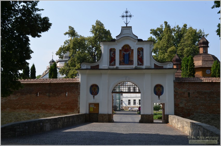 Креховский монастырь, Крехов (Жолковский район, Украина, Львовская область). дополнительная информация, Крехівський монастир ЧСВВ. Брама монастиря    