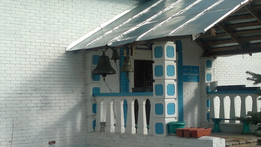 Церковь Троицы Живоначальной, Кощаково (Пестречинский район, Республика Татарстан). дополнительная информация, Звонница у входа в церковь