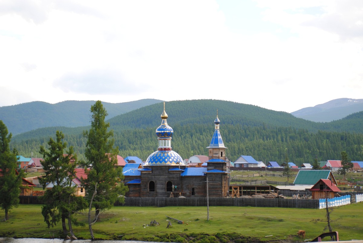 Церковь Казанской иконы Божией Матери, Улаган (Улаганский район, Республика Алтай). фасады, Вид с моста