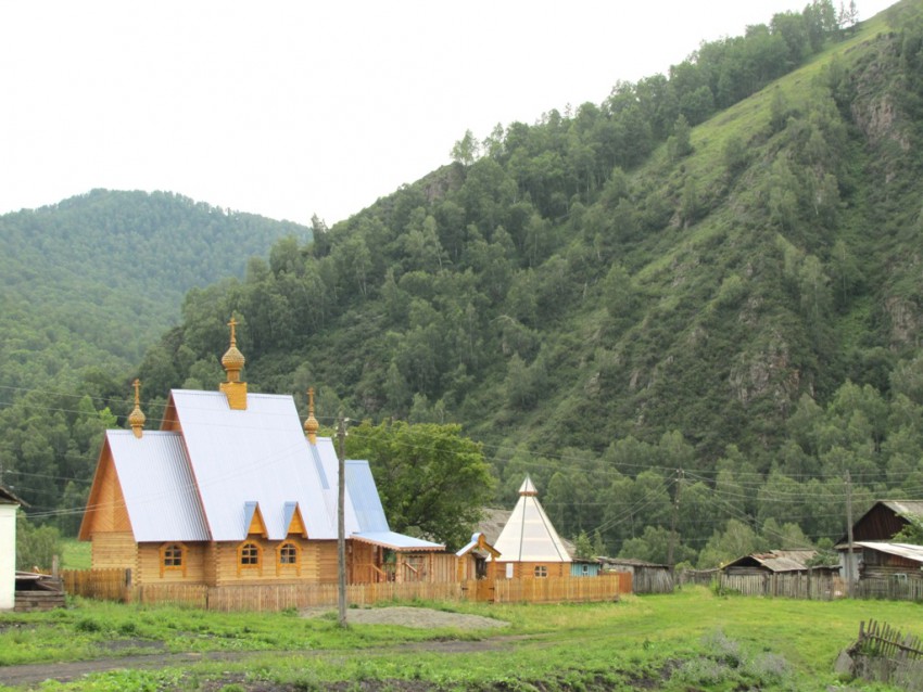 Мыюта. Церковь Михаила Архангела. общий вид в ландшафте, Общий вид с Чуйского тракта