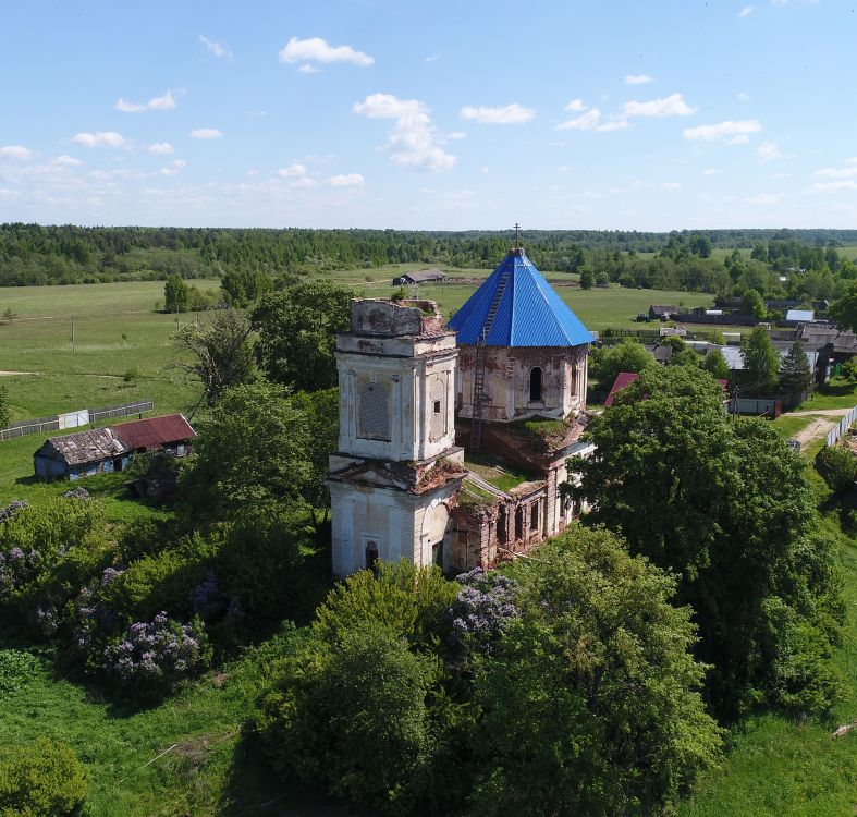 Церковь Смоленской иконы Божией Матери, Пятница-Плот (погост Пятницкий на Плоту) (Торжокский район и г. Торжок, Тверская область). общий вид в ландшафте