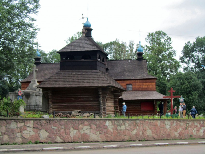 Церковь Благовещения Пресвятой Богородицы, Коломыя (Коломыйский район, Украина, Ивано-Франковская область). фасады, вид с запада, на переднем плане звонница