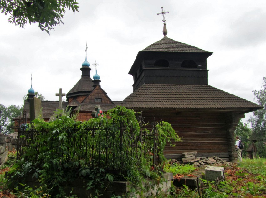 Церковь Благовещения Пресвятой Богородицы, Коломыя (Коломыйский район, Украина, Ивано-Франковская область). фасады, вид с северо-запада, на переднем плане звонница