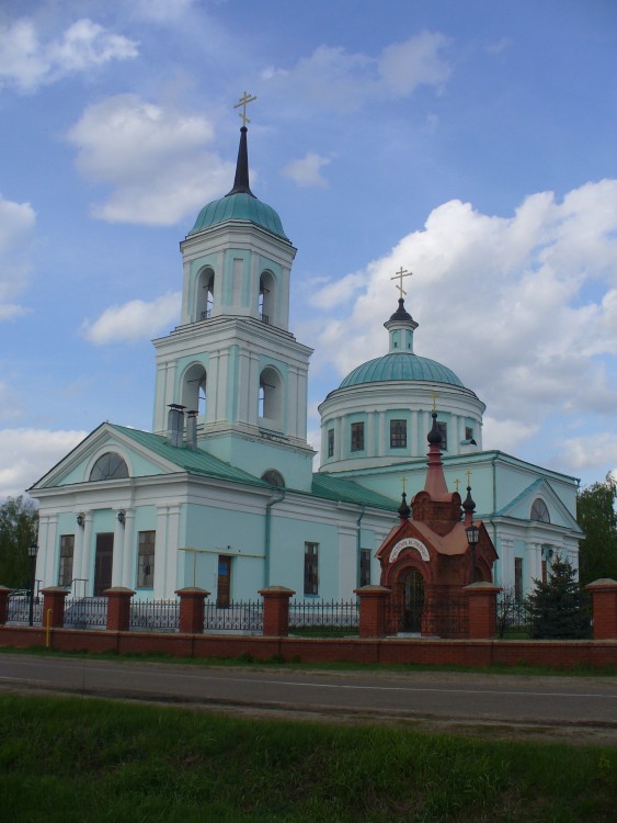 Никольское (Русское Никольское). Церковь Николая Чудотворца. фасады, Справа на переднем плане - часовня Александра Невского.