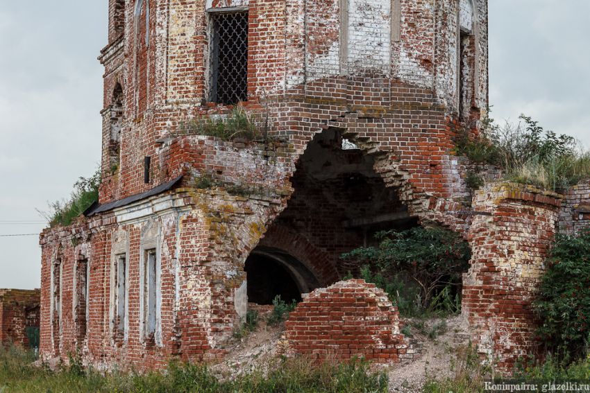 Церковь Германа Казанского, Тюбяк-Чекурча (Арский район, Республика Татарстан). архитектурные детали, Своды алтарной части провалились, в апсиде зияет дыра.