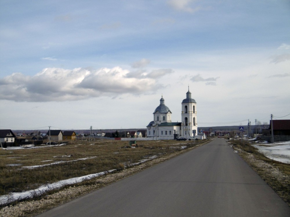 Церковь Покрова Пресвятой Богородицы, Тагашево (Тогашево) (Пестречинский район, Республика Татарстан). общий вид в ландшафте, Вид церкви в перспективе ул.Космонавтов