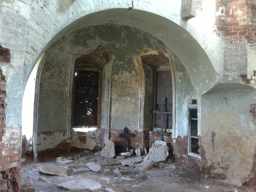 Церковь Петра и Павла, Танькино (Кукморский район, Республика Татарстан). интерьер и убранство, Кресты, ранее укрепленные на куполах, сейчас находятся в здании церкви.