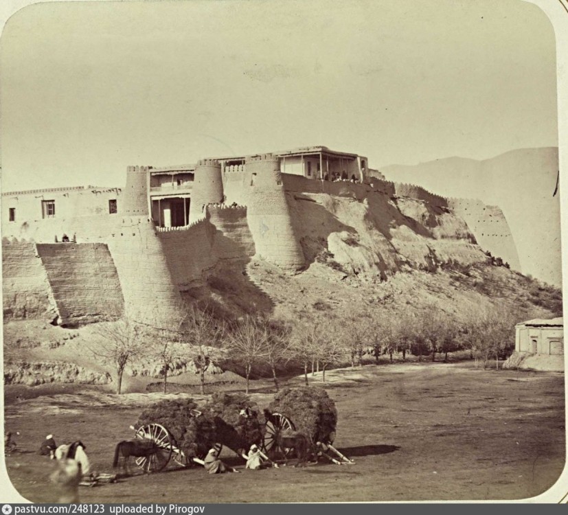 Церковь Марии Магдалины (первая), Худжанд (Таджикистан, Прочие страны). архивная фотография, Виден кусочек церкви возле цитадели