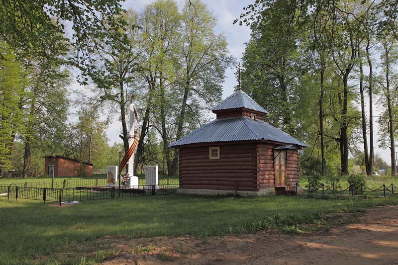 Часовня Троицы Живоначальной, Троицкое (Куйбышевский район, Калужская область). общий вид в ландшафте