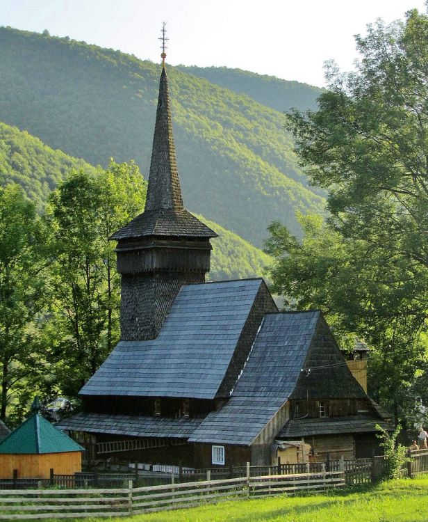 Церковь Михаила Архангела, Негровец (Межгорский район, Украина, Закарпатская область). фасады, вид с северо-востока