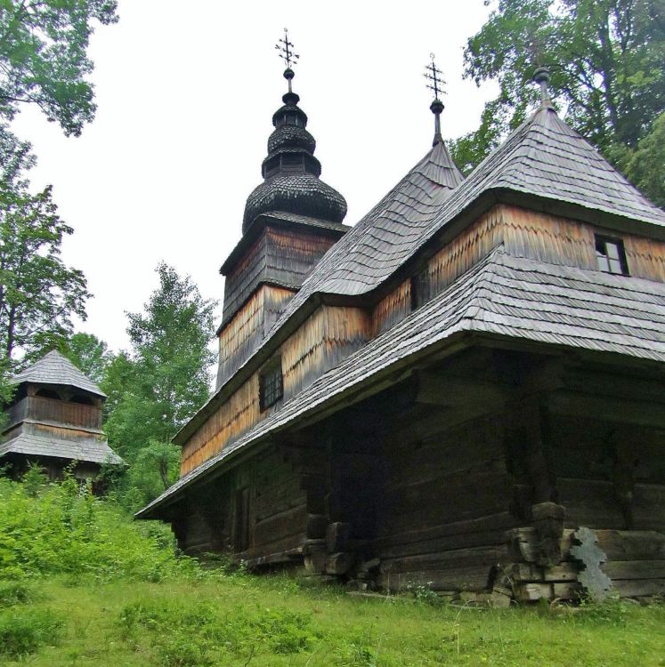 Церковь Введения во храм Пресвятой Богородицы, Ростока (Межгорский район, Украина, Закарпатская область). фасады, вид с юго-востока, на заднем плане звонница