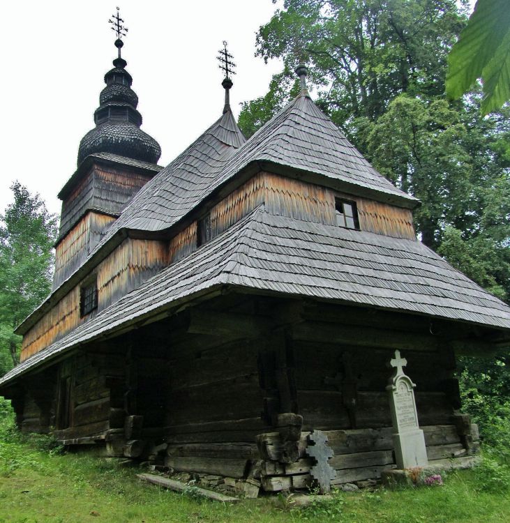 Церковь Введения во храм Пресвятой Богородицы, Ростока (Межгорский район, Украина, Закарпатская область). фасады, вид с юго-востока