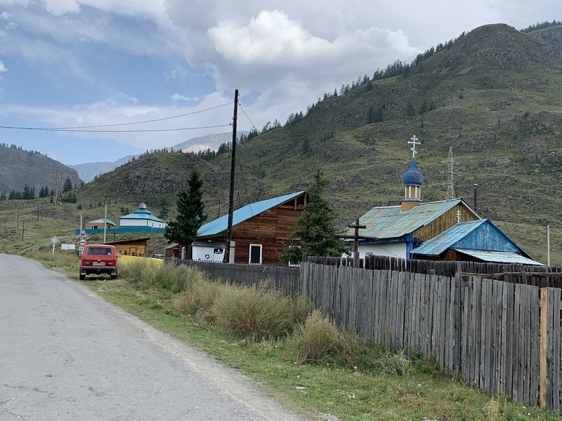 Церковь Георгия Победоносца, Акташ (Улаганский район, Республика Алтай). дополнительная информация, На одной деревенской улице - православный храм, жилой дом и мечеть.