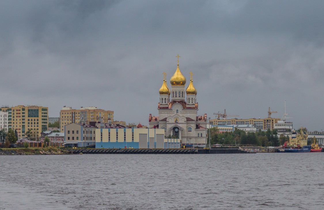 Кафедральный собор Михаила Архангела, Архангельск (Архангельск, город, Архангельская область). общий вид в ландшафте, Вид с Северной Двины