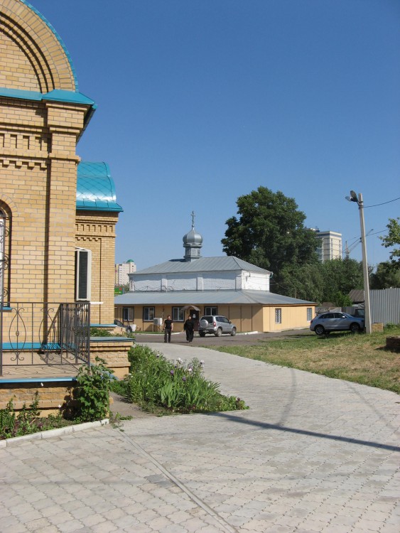 Церковь Сергия Радонежского, Кировский район (Казань, город, Республика Татарстан). дополнительная информация, Старое здание церкви в ограде новой церкви.