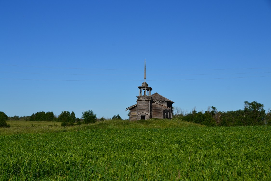 Часовня Успения Пресвятой Богородицы и Власия, Мостовая (Горка) (Няндомский район, Архангельская область). общий вид в ландшафте