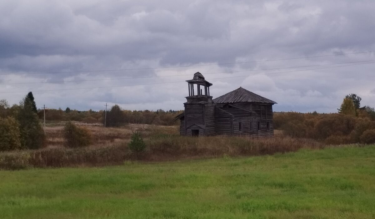Часовня Успения Пресвятой Богородицы и Власия, Мостовая (Горка) (Няндомский район, Архангельская область). общий вид в ландшафте