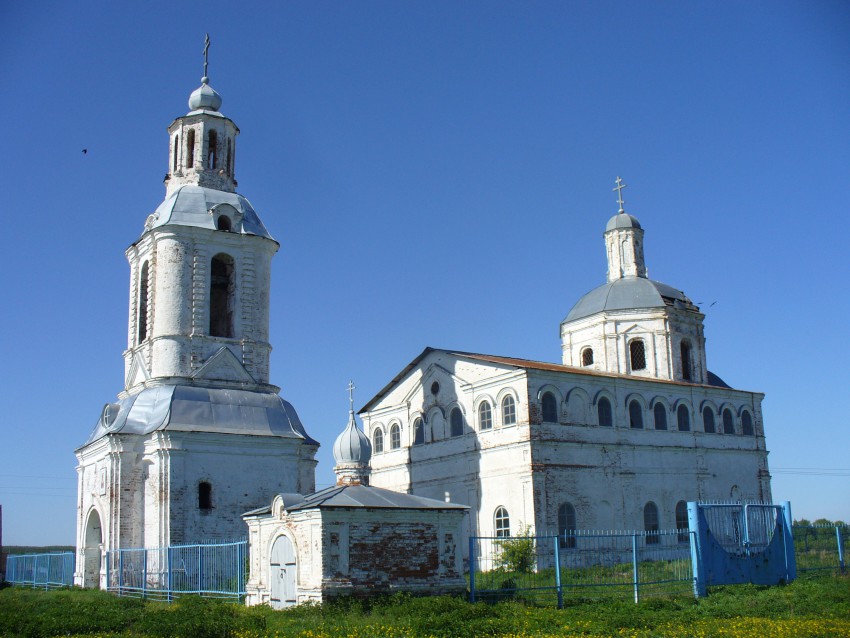 Церковь Николая Чудотворца, Державино (Лаишевский район, Республика Татарстан). фасады, На переднем плане - часовня Александра Невского