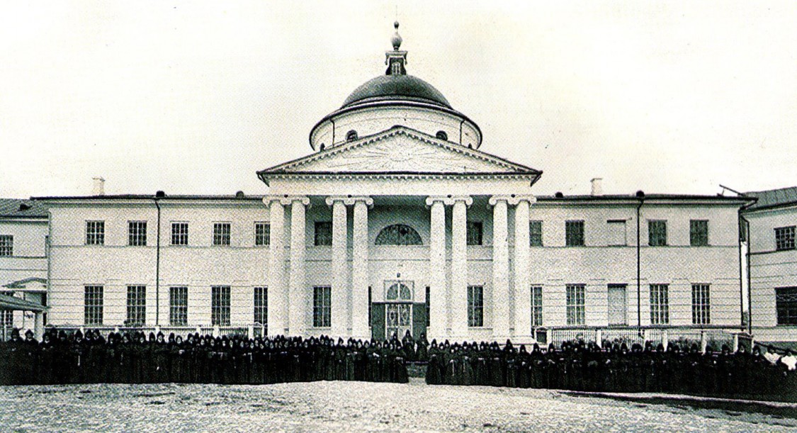 Вахитовский район. Казанско-Богородицкий монастырь. Церковь Николая Чудотворца. архивная фотография, Насельницы обители у Николо-Тульского храма. 1910 г. Из книги Е.М.Елдашева