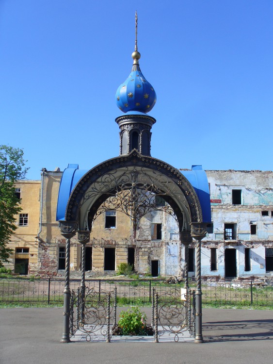 Вахитовский район. Казанско-Богородицкий монастырь. Часовня на месте обретения Казанской иконы Божией Матери. фасады, Часовня на месте обретения иконы Казанской Божьей Матери. На заднем плане - то, что осталось от церкви Николы Тульского