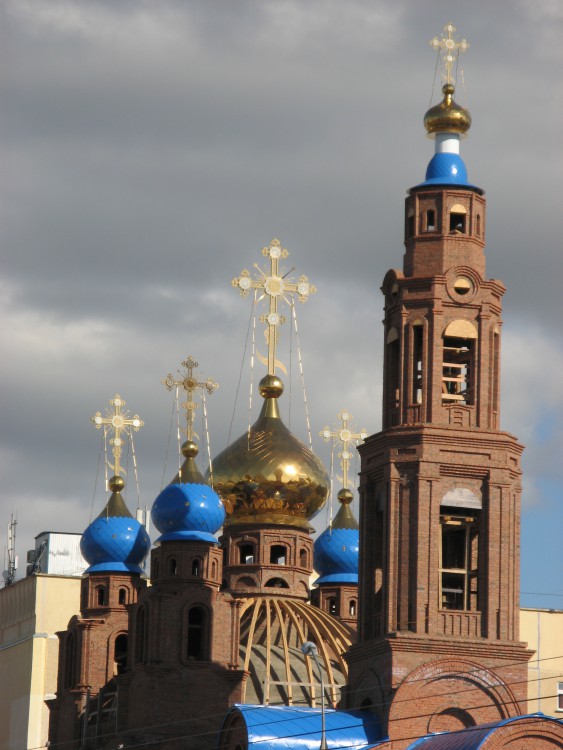 Церковь Александра Невского в Азино, Советский район (Казань, город, Республика Татарстан). документальные фотографии, Купола вознеслись на свое место