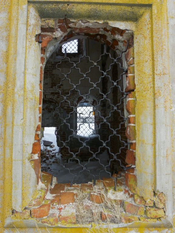 Церковь Рождества Христова, Шуран (Лаишевский район, Республика Татарстан). архитектурные детали, Окно поросшее лишайником Xanthoria parietina. Чугунная решётка.