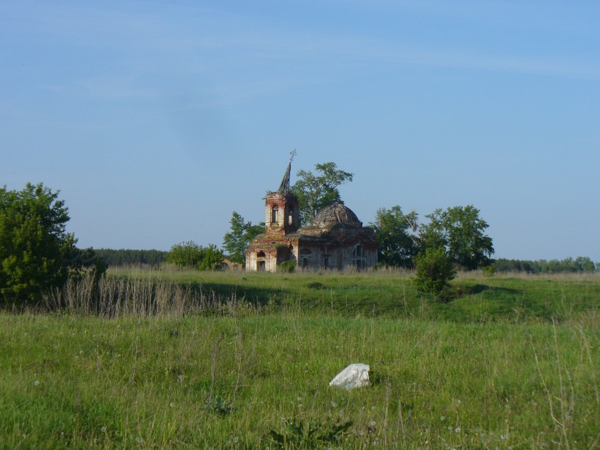 Никольское, урочище. Церковь Николая Чудотворца. общий вид в ландшафте, Общий вид на Никольскую церковь и окружающую местность с другой стороны последнего оврага (другой берег речки Силименька) при подъезде со стороны деревни Именьково.