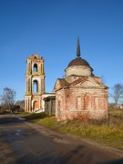 Церковь Троицы Живоначальной, Вид с юга на храм и юго-западную башенку церковной ограды<br>, Первитино, Лихославльский район, Тверская область