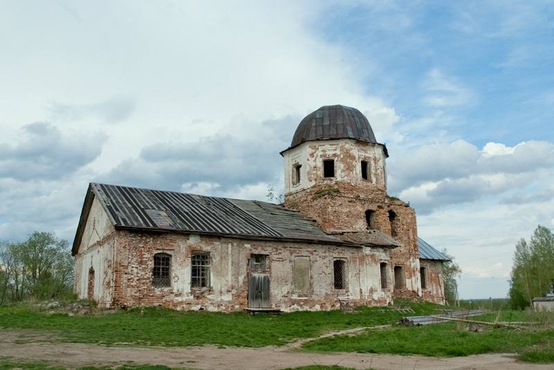 Чарозеро. Церковь Происхождения Честных Древ. общий вид в ландшафте