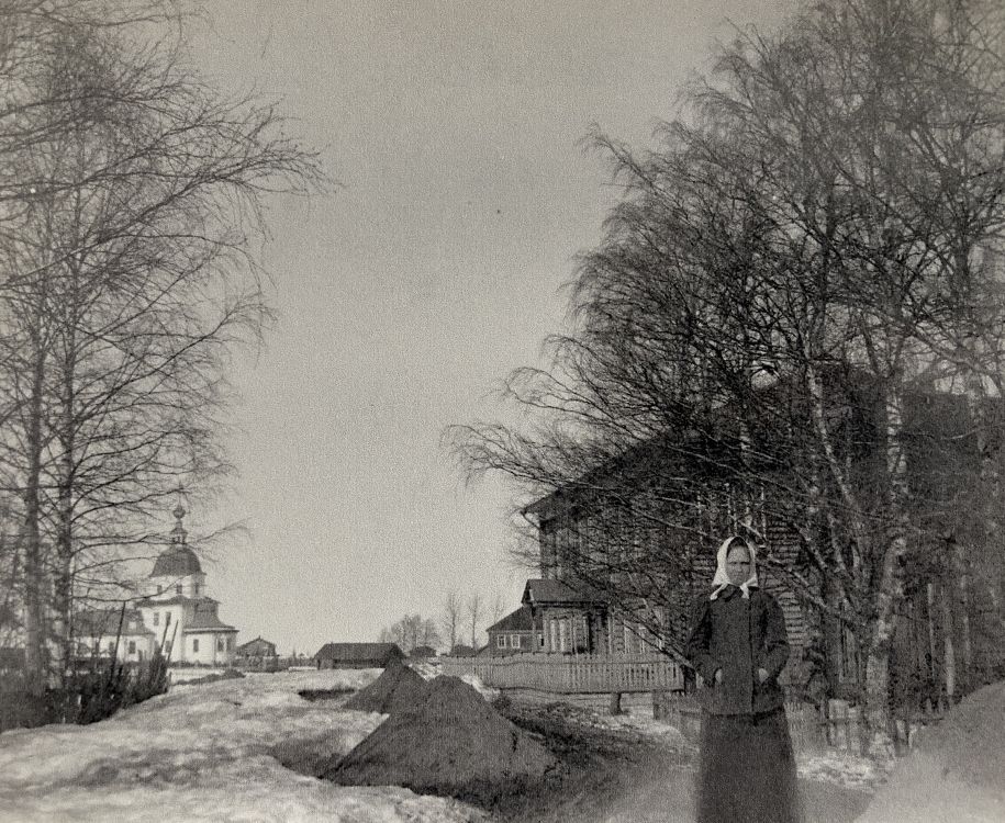 Церковь Происхождения Честных Древ, Чарозеро (Кирилловский район, Вологодская область). архивная фотография, село Петропавловское, ныне Чарозеро. Фото  двадцатых годов XX века. На заднем плане видна Церковь Происхождения Честных Древ Креста Господня 1798г. Хозяйка фото: Щедрова Анна Викторовна (проживает в Чарозере)