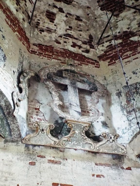 Церковь Усекновения главы Иоанна Предтечи, Селенгуши (Пестречинский район, Республика Татарстан). интерьер и убранство, Крест над местом, где был иконостас.