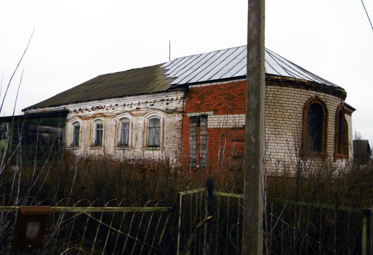 Нынешнее состояние бывшего молитвенного дома, закрытого в 2001 году, фасады. Молитвенный дом Николая Чудотворца, Пестрецы (Пестречинский район, Республика Татарстан)