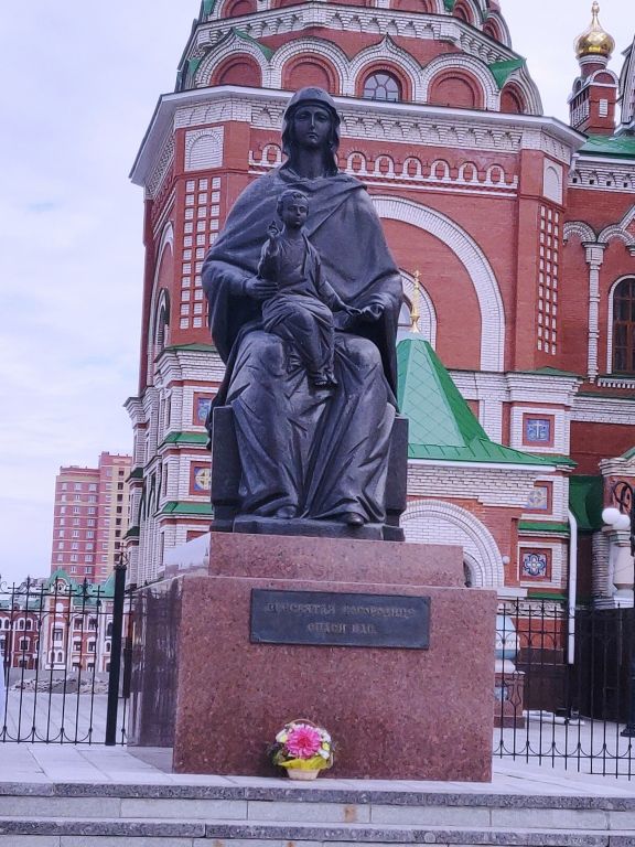 Кафедральный собор Благовещения Пресвятой Богородицы, Йошкар-Ола (Йошкар-Ола, город, Республика Марий Эл). дополнительная информация, Пресвятая Богородица с младенцем. Памятник установлен с северо-запада от собора