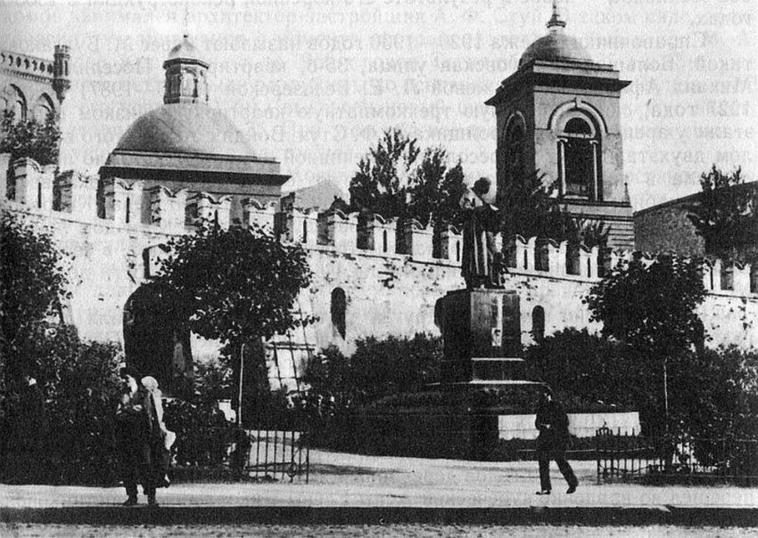 Церковь Троицы Живоначальной, что в Полях, Тверской (Центральный административный округ (ЦАО), г. Москва). архивная фотография, За стеной видна Церковь Троицы Живоначальной, что в Полях. фото с http://immortal-ru.livejournal.com/1321.html