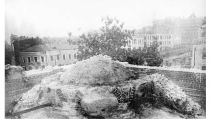 Церковь Троицы Живоначальной, что в Полях, Тверской (Центральный административный округ (ЦАО), г. Москва). архивная фотография, Архитектурный декор XVI в. у основания барабана купола храма во время его разборки. Фото 1934 г. Из сборника «Кадашевские чтения VIII». М. 2011. с.52