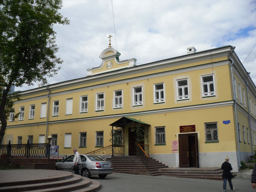 Пермь. Церковь Митрофана Воронежского при Архиерейском доме. фасады