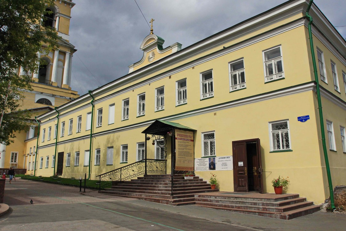 Пермь. Церковь Митрофана Воронежского при Архиерейском доме. фасады